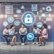 Illustration eines modernen, diversen Web-Teams, das im offenen Büro vor einer Glasscheibe mit digitalen Datenflüssen, Cookies, Datenbanken und Consent-Bannern technische Datenschutz-Themen diskutiert.