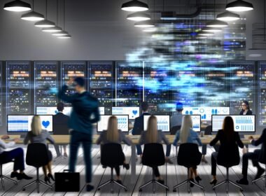 Großraumbüro mit ernsten Mitarbeitern an leuchtenden Dashboards, zentraler Datennebel aus Servern, chaotische Datenvisualisierung kontrastiert mit klaren Datenflüssen und entspannten Kollegen.