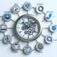 Illustration eines stilisierten Uhrwerks, das den effizienten Content-Workflow mit Symbolen für Computer, SEO-Analysen, Checklisten, KI, Social Media und Prozessphasen zeigt.