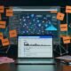 Moderner digitaler Nachtschreibtisch mit aufgeklapptem Laptop mit Soundcloud, Analyse-Dashboard auf zweitem Monitor, Notizen zu Automation, Blueprint, Lead-Funnel und Großstadtlichtern im Hintergrund