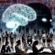 Stilisierte Darstellung von diversen Fachleuten um ein leuchtendes, digitales Gehirn aus Schaltkreisen, das über einem Tisch mit Unterlagen zu Ethik, Technologie und Regulierung schwebt. Im Hintergrund angedeutete KI-Algorithmen als Schattenfiguren.