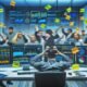 Überfordertes Marketing-Team im modernen Büro mit unübersichtlichen Daten-Dashboards, Whiteboards voller Post-Its und gestressten Mitarbeitern.
