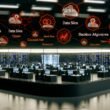 Modernes, dunkles Großraumbüro mit mehreren Arbeitsgruppen, leuchtenden Datenströmen und Kontrollzentrum sowie hervorgehobenen Datenbegriffen an unsichtbaren Trennwänden.