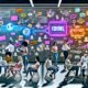 Kreatives Content-Marketing-Team beim Brainstorming, umgeben von Whiteboards, Monitoren, Notebooks, KI-Hologrammen und bunten Post-its in einem modernen Büro.