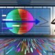 Moderne Online-Marketing-Büroszene mit buntem, halb manipuliertem Chart auf Bildschirm, nachdenkliche Person im Vordergrund, unsichtbare Fallstricke im Hightech-Umfeld.