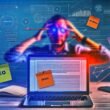Modernes Büro mit Laptop und offenen Webartikel, umgeben von SEO-, Keyword- und Analytics-Notizzetteln; im Hintergrund eine erschöpfte Autorin mit Website-Statistiken und Ranking-Pfeilen.