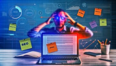 Modernes Büro mit Laptop und offenen Webartikel, umgeben von SEO-, Keyword- und Analytics-Notizzetteln; im Hintergrund eine erschöpfte Autorin mit Website-Statistiken und Ranking-Pfeilen.
