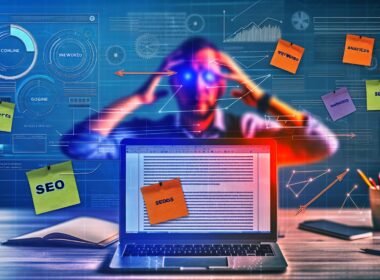 Modernes Büro mit Laptop und offenen Webartikel, umgeben von SEO-, Keyword- und Analytics-Notizzetteln; im Hintergrund eine erschöpfte Autorin mit Website-Statistiken und Ranking-Pfeilen.