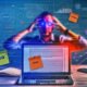 Modernes Büro mit Laptop und offenen Webartikel, umgeben von SEO-, Keyword- und Analytics-Notizzetteln; im Hintergrund eine erschöpfte Autorin mit Website-Statistiken und Ranking-Pfeilen.