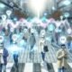 Menschen mit Kopfhörern und AR-Brillen gehen durch eine belebt-futuristische Stadt, während leuchtende Klangwellen, Icons und Audio-Layer als holographische Animationen um sie herum schimmern.