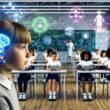 Junge Erwachsene mit Neurochip-Implantaten lernen in einem hellen, futuristischen Klassenzimmer mit holografischen neuronalen Netzwerken und digitalen Lerninhalten.