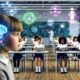 Junge Erwachsene mit Neurochip-Implantaten lernen in einem hellen, futuristischen Klassenzimmer mit holografischen neuronalen Netzwerken und digitalen Lerninhalten.