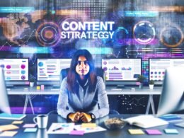Urbaner Arbeitsplatz eines jungen Content-Strategen mit Monitoren voller Content-Pläne, SEO-Daten, Notizen, Kaffeetasse und Social-Media-Icons, Wandaufschrift ‚Content Writing Strategie‘.