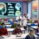 Helles Klassenzimmer mit Schülern in unterschiedlichen Altersstufen, einige tragen schlanke EEG-Headsets, Lehrerin blickt auf Tablet, digitale Displays visualisieren Gehirndaten, Poster zu Datenschutz und Ethik an den Wänden.