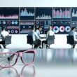 Analysten und IT-Spezialisten analysieren konzentriert nüchterne Datenvisualisierungen an großen Bildschirmen in einem modernen Büro, eine zerbrochene rosa Brille im Vordergrund steht für den Abschied von oberflächlicher Kosmetik.
