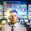 Sichtlich überforderte Person vor mehreren großen Monitoren mit komplexen Dashboards, Tabellen und bunten Diagrammen. Im Mittelpunkt steht ein klares Balkendiagramm, das Ruhe in das Datenchaos bringt.