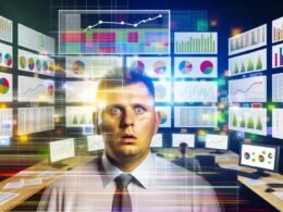 Sichtlich überforderte Person vor mehreren großen Monitoren mit komplexen Dashboards, Tabellen und bunten Diagrammen. Im Mittelpunkt steht ein klares Balkendiagramm, das Ruhe in das Datenchaos bringt.