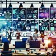 Redaktionsteam in futuristischem Büro mit digitalen Screens, Kanban-Boards und automatisierten Tools beim Entwickeln von Content-Strategien.