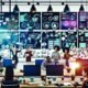 Redaktionsteam in futuristischem Büro mit digitalen Screens, Kanban-Boards und automatisierten Tools beim Entwickeln von Content-Strategien.