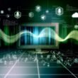 Futuristische Workspace-Illustration mit Desktop-Monitor, Spotify-Logo, grafischen Audio-Wellen, Tech-Symbolen für Cloud- und KI-Tools sowie Workflow von Text zu Audioverteilung.