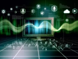 Futuristische Workspace-Illustration mit Desktop-Monitor, Spotify-Logo, grafischen Audio-Wellen, Tech-Symbolen für Cloud- und KI-Tools sowie Workflow von Text zu Audioverteilung.