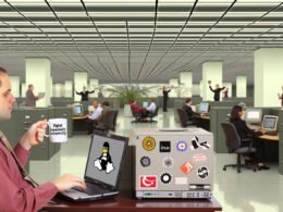 Junge Verwaltungsmitarbeiter in einem modernen Büro arbeiten an Laptops mit Linux-Aufklebern, umgeben von klassischen und digitalen Büroelementen, einer hebt eine Kaffeetasse mit 'Digital Souveränität'.