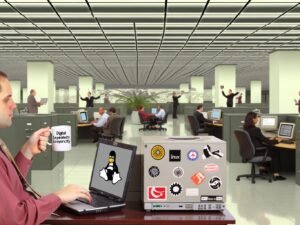 Junge Verwaltungsmitarbeiter in einem modernen Büro arbeiten an Laptops mit Linux-Aufklebern, umgeben von klassischen und digitalen Büroelementen, einer hebt eine Kaffeetasse mit 'Digital Souveränität'.