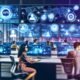 Junge PR-Experten arbeiten in einem dynamischen, technologiegetriebenen Büro an Monitoren mit Dashboards für Medienbeobachtung, Kampagnen und Analysen. Über der Szene schweben digitale Icons für KI und Monitoring, während Skylines und News-Ticker globale Vernetzung darstellen.