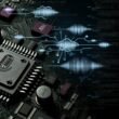 Futuristische Darstellung von Platinen und Chips mit eingraviertem Mikrofon- und Spotify-Logo, umgeben von abstrakten Soundwellen und digitalem Code, während Arbeitskräfte an Monitoren mit Datenströmen arbeiten.