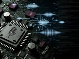 Futuristische Darstellung von Platinen und Chips mit eingraviertem Mikrofon- und Spotify-Logo, umgeben von abstrakten Soundwellen und digitalem Code, während Arbeitskräfte an Monitoren mit Datenströmen arbeiten.