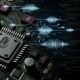 Futuristische Darstellung von Platinen und Chips mit eingraviertem Mikrofon- und Spotify-Logo, umgeben von abstrakten Soundwellen und digitalem Code, während Arbeitskräfte an Monitoren mit Datenströmen arbeiten.