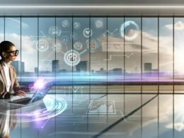 Moderne Arbeitsumgebung mit holographischem PR Assistant, transparenten Datendiagrammen und Blick auf die Skyline einer Großstadt im Jahr 2025.
