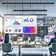 Dynamisches, modernes Büro mit Google Data Studio Dashboard, Online-Marketing-Profis, bunten Datenvisualisierungen und Post-Its zu KPIs und Datenquellen im Jahr 2024.