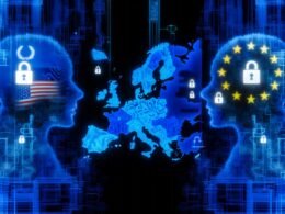Europakarte aus digitalen Schaltkreisen leuchtet blau zwischen US- und China-Tech-Silhouetten, abgeschirmt von digitalen Sperren mit Schlössern und Regulierungen, einige Kabel notdürftig repariert.