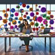 Überladener Schreibtisch mit verstreuten Marketingdaten, gestresstem Marketer und schwebenden Symbolen für verschiedene Marketing-Tools in einem modernen Büro.