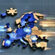 Konzeptuelle Illustration: Europa als Puzzle, einige digitale Teile leuchten mit Cloud- und Schaltkreis-Symbolen, andere fehlen. Mächtige Silhouetten US- und asiatischer Tech-Konzerne drängen von den Seiten hinein, unterlegt von Datenströmen zwischen Branchen wie Gesundheit, Finanzen und Mobilität.