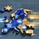 Konzeptuelle Illustration: Europa als Puzzle, einige digitale Teile leuchten mit Cloud- und Schaltkreis-Symbolen, andere fehlen. Mächtige Silhouetten US- und asiatischer Tech-Konzerne drängen von den Seiten hinein, unterlegt von Datenströmen zwischen Branchen wie Gesundheit, Finanzen und Mobilität.