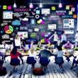 Kreatives Team im modernen Großraumbüro brainstormt an digitaler Tafel mit Post-its, Datencharts und Laptops für eine datengetriebene PR-Kampagne.