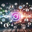 Futuristische Collage mit leuchtendem Markenlogo, digitalen Netzwerken, modernen Menschen, SEO-Icons und pulsierenden Datenströmen vor abstraktem Social-Media-Hintergrund.