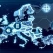 Futuristische digitale Illustration einer starken, vernetzten Europa-Karte mit Wahrzeichen und verblassenden Einflüssen von USA und China