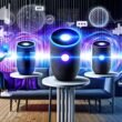 Futuristisches Titelbild mit smarten Speakern, Marketerin am Tablet und schwebenden Marketing-Icons in energiegeladener Tech-Atmosphäre
