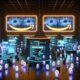 Futuristischer Serverraum bei Nacht mit riesigen Amazon-artigen Werbetafeln, Bots mit digitalen Gesichtern, Advertisern hinter KI-gesteuerten Pulten und Datenströmen im Hintergrund.