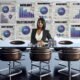 Digitaler Arbeitsplatz eines PR-Profis mit Echtzeit-Dashboards, Metriken wie Backlinks, Brand-Mentions, Traffic und Conversion-Rates, während Hintergrundpapiere mit der Aufschrift 'Vanity Metrics' und 'Old School Clippings' zerknüllt sind.