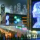 Dystopische Stadt bei Sonnenuntergang mit Neonlichtern, gigantischen KI-Hologrammen und algorithmischen Codes über belebten Straßen.