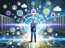 Stilisierte Businessperson mit verschränkten Armen zwischen Datenströmen, Dashboards, Serverracks und Cloud-Symbolen als Darstellung optimal vernetzter Kundendatenquellen