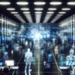 Futuristisches Großraumbüro mit leuchtenden Serverracks und transparenten Bildschirmen, KI-Avatare und Roboter dominieren die Kontrollzentren, menschliche Marketer stehen abseits.