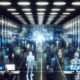 Futuristisches Großraumbüro mit leuchtenden Serverracks und transparenten Bildschirmen, KI-Avatare und Roboter dominieren die Kontrollzentren, menschliche Marketer stehen abseits.