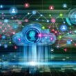Digitale Darstellung einer modernen Kundendaten-Plattform mit Knotenpunkten, bunten Datenpunkten und Datenschutzsymbolen vor urbaner Skyline im Technology-Stil.