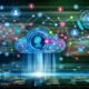 Digitale Darstellung einer modernen Kundendaten-Plattform mit Knotenpunkten, bunten Datenpunkten und Datenschutzsymbolen vor urbaner Skyline im Technology-Stil.