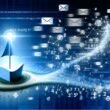 Modernes Titelbild: Eine leuchtende Marken-Ikone steht zentral im digitalen Ozean aus Zahlen, Social-Media-Symbolen und Datenströmen, umgeben von E-Mails, Datenpunkten und abstrahierten Zeitungsseiten, in einer dynamischen, blauen Digital-Ästhetik.